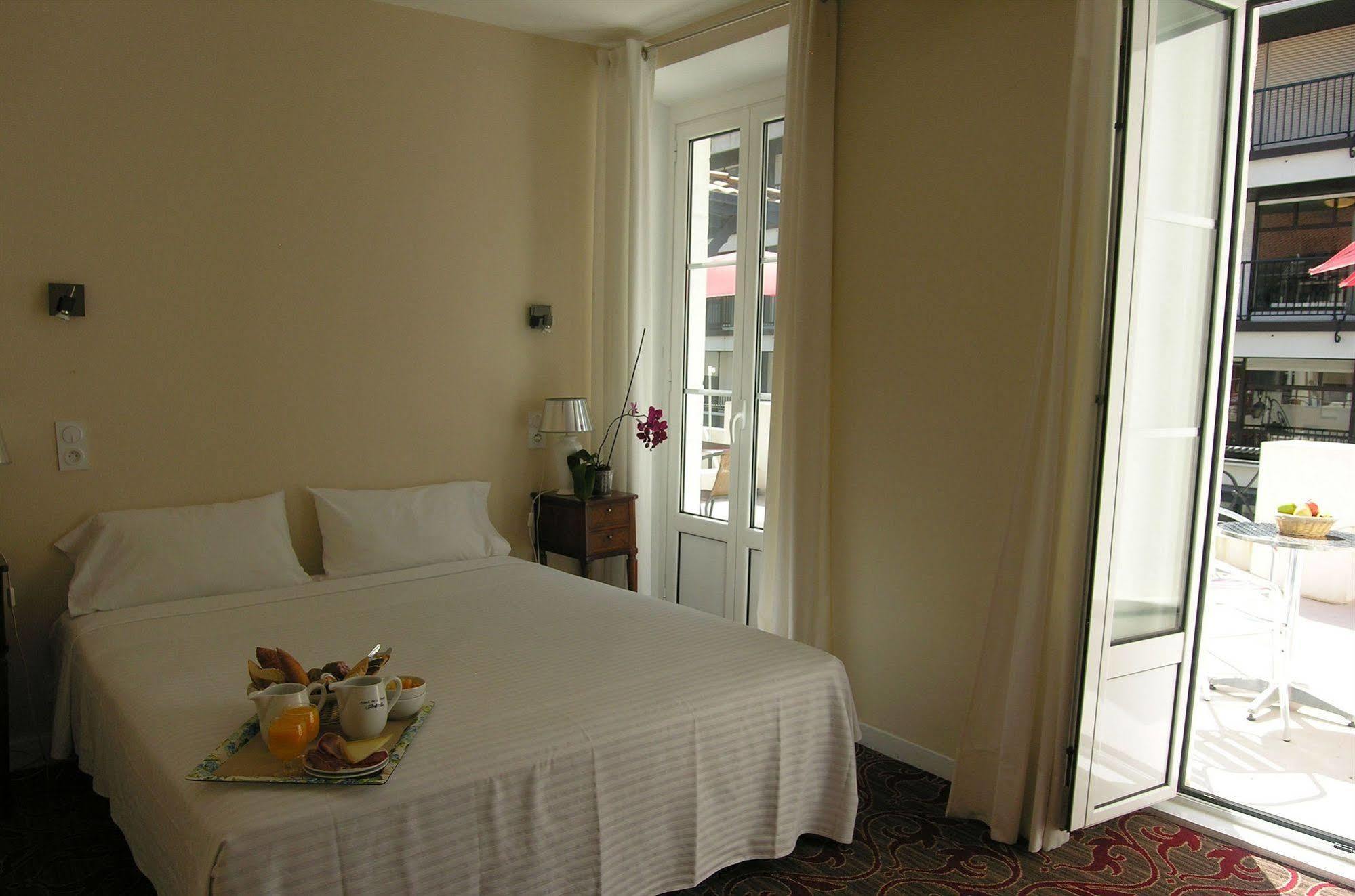 德拉波斯特大酒店 圣让－德吕兹 外观 照片